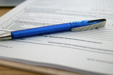 Kaufvertrag mit Stift auf dem Tisch