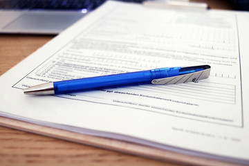 Kaufvertrag mit Stift auf dem Tisch