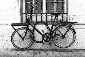 Fototapeta na wymiar Bicicletta legata nel vicolo