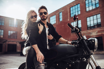 Obraz na płótnie Canvas Romantic couple with motorcycle