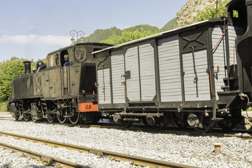 Fototapeta na wymiar locomotive à vapeur et wagon