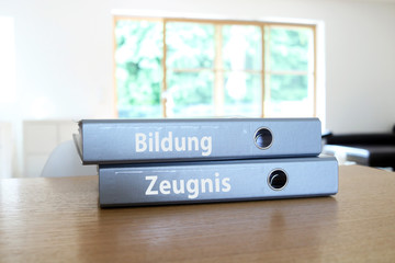 Bildung und Zeugnis