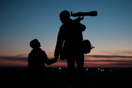 The older and younger brothers observe the stars