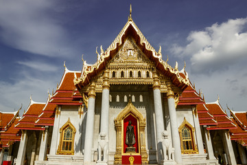 Fototapeta premium Wat Benchamabophit (The Marble Temple)Often referred to as the “marble temple” in guidebooks, this architectural gem features a magnificent Buddha image, which is a copy of the highly revered Phra Bud