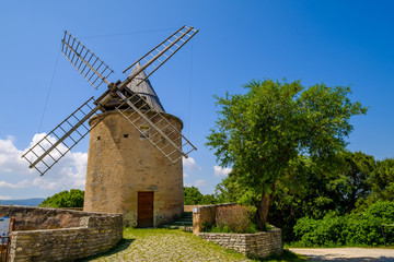 Fototapeta na wymiar Ancien moulin à vent à Goult, village en Provence, Luberon, France.