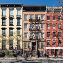 Naklejka premium Kolorowe stare budynki w East Village w Nowym Jorku