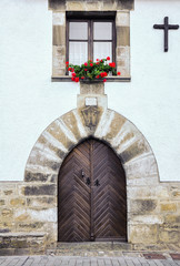 Fototapeta na wymiar Puertas con estilo en Ochagavía, Navarra, España
