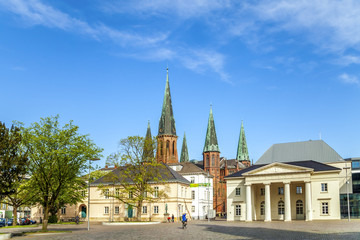 Oldenburg, Schlossplatz mit Schlosswache und Lambertikirche 