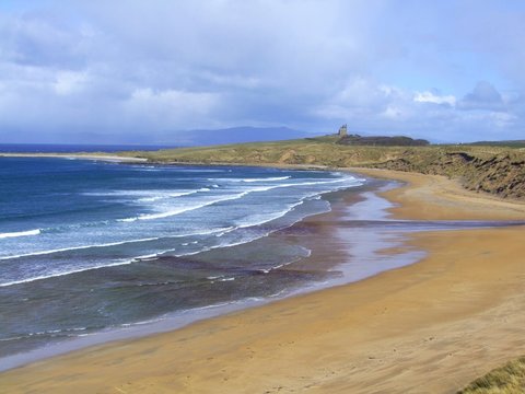 Blick auf den Strand und Classiebawn Castle