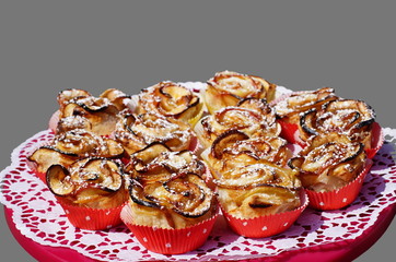 Apfelrosen Muffins auf einer roten Kuchenplatte