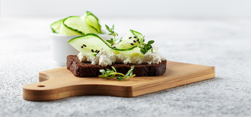 Toasts with ricotta, cucumber and black sesame
