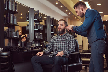 Naklejka premium Professional barber working with a client in a hairdressing salon