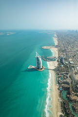 Luchtfoto van de kustlijn van Dubai op een mooie zonnige dag.