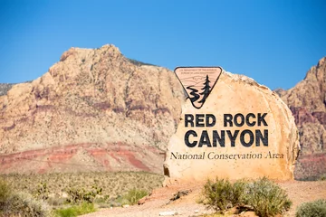 Photo sur Aluminium Parc naturel Rock boulder signe pour Red Rock Canyon à Las Vegas Nevada avec des montagnes en arrière-plan