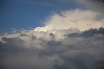 Obraz premium Nice white and grey cloud on blue sky
