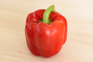 Nahaufnahme des roten Paprika auf einem Holztisch