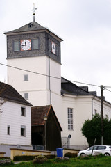 Uhrenturm Evangelische Kirche Wehen / Der weiße Uhrenturm der Evangelischen Kirche in Taunusstein-Wehen.