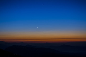 amanecer azul en el himalaya