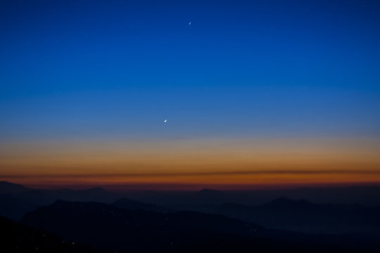 amanecer azul en el himalaya