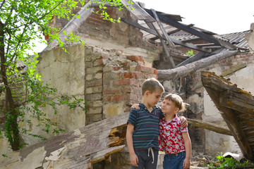 Poor and neschatnye children on the ruins of a burnt house. The brothers suffered a natural disaster.