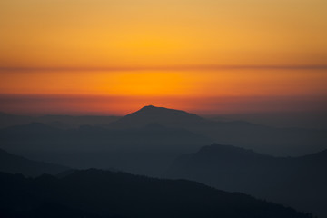 amanecer naranja en himalaya