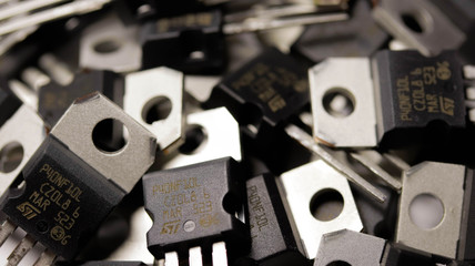 A pile of P40NF10L transistors