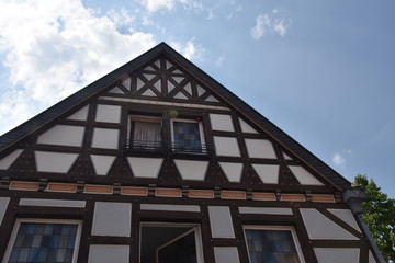 Stary dom z murem pruskim