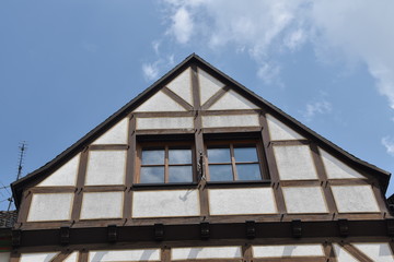 Stary dom z murem pruskim