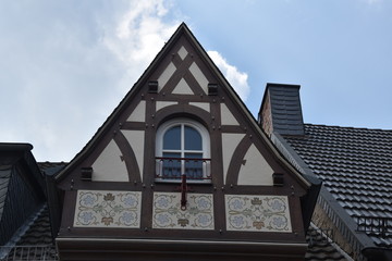 Stary dom z murem pruskim