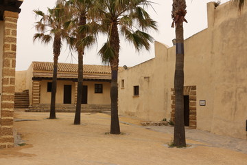 Im Innenhof des Castillo Santa Catalina in Cadiz in Andalusien © Pixel62