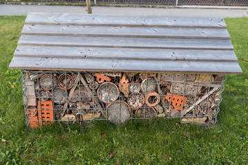 freistehendes grosses Insektenhaus