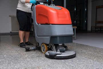 Reinigungspersonal mit Reinigungsmaschine