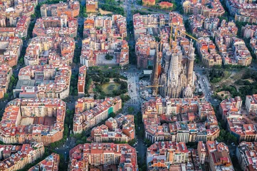 Luftaufnahme von Barcelona, Wohnviertel Eixample und Sagrada Familia, Spanien. Typisches Stadtnetz © marchello74