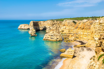 Wunderbare Aussicht auf den Strand von Marinha an der Algarve - Carvoeiro, Portugal