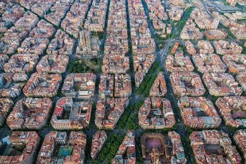 Luftaufnahme von Barcelona Eixample Wohngebiet und Sagrada Familia, Spanien. Licht am späten Nachmittag © marchello74