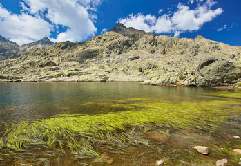 Paisaje de la Laguna Grande y el Circo Glaciar con el Pico Almanzor al Fondo de la Plataforma del Parque Regional de la Sierra de Gredos, Ávila, España