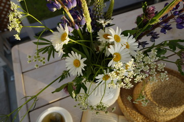Blumen vom Wegesrand, Blumenstraus in der Vase auf dem Tisch