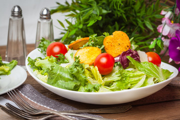 Mixed salad with croutons.