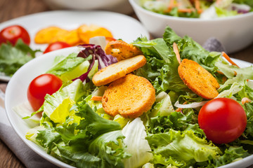 Mixed salad with croutons.