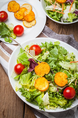 Mixed salad with croutons.