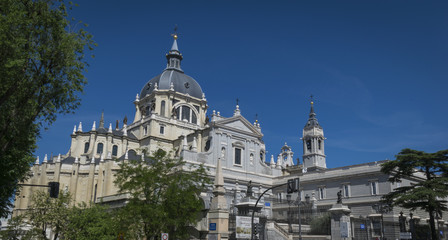 Fototapeta na wymiar Catedral de la Almudena (Madrid, España)