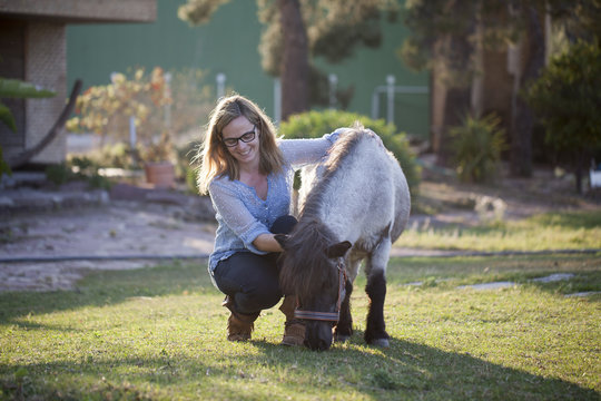 Mujer con poni