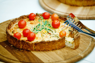 A cheesecake with tomatoes