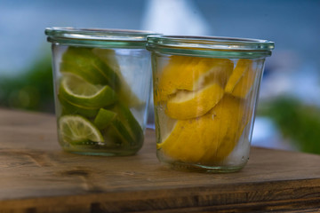 Zitronen und Limetten im Glas