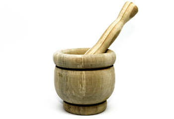 Cuenco de madera,  mortero, fondo blanco 