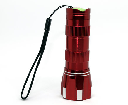 Linterna roja con luz de led apagada, fondo blanco 