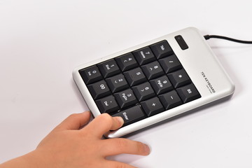子供の手とテンキーとエンター