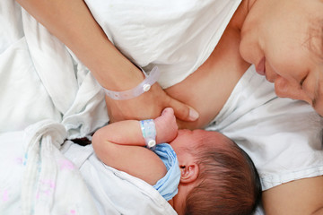 Obraz na płótnie Canvas Mother breast feeding her newborn child.