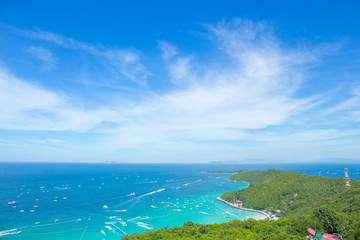 Obraz premium High angle view,Beautiful views of Koh Lan, mountains and sea along the corridor of the boat, Koh Lan, Thailand