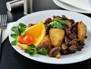 Картофель с мясом и грибами.